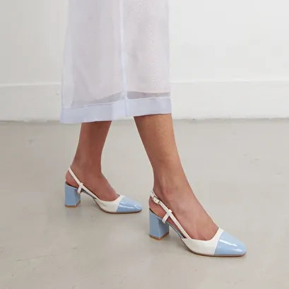 Babies with heels in ecru leather and sky blue patent