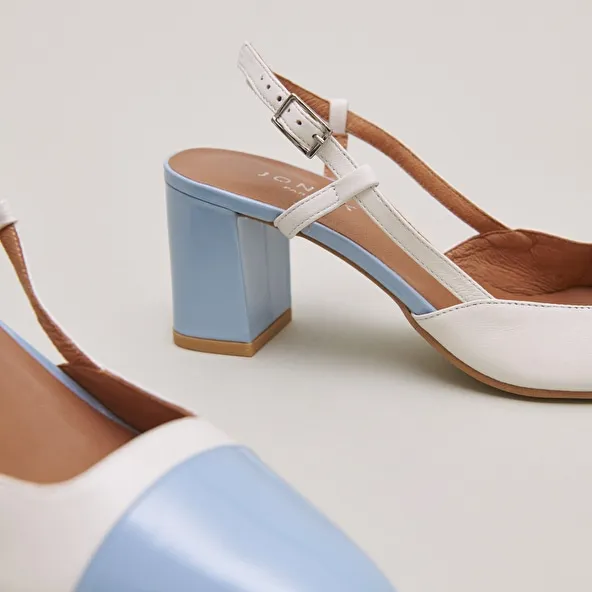 Babies with heels in ecru leather and sky blue patent