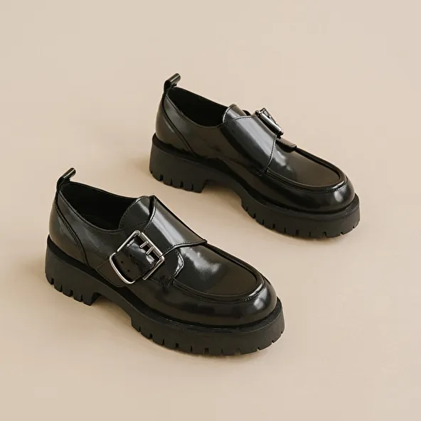 Derbies with flat heels, buckles and visible seams in black shiny leather