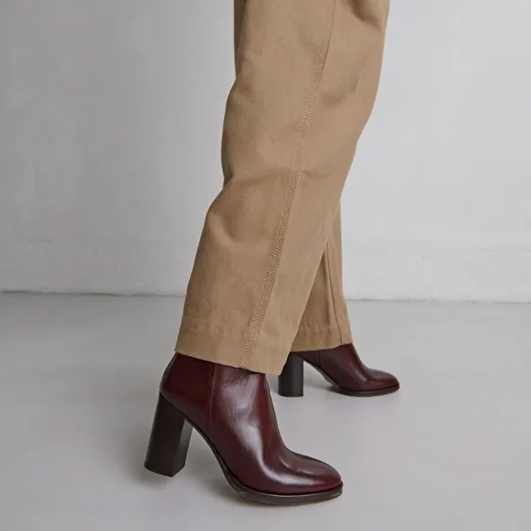 Lowboots with heels in brown leather